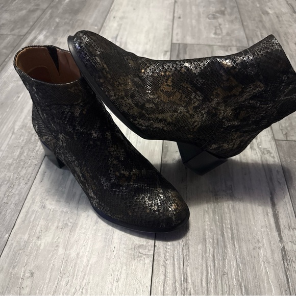Vionic Shoes - Vionic Women's Kamryn Ankle Boots Pewter Boa‎ Bootie Size 7 darkmoody whimsygoth